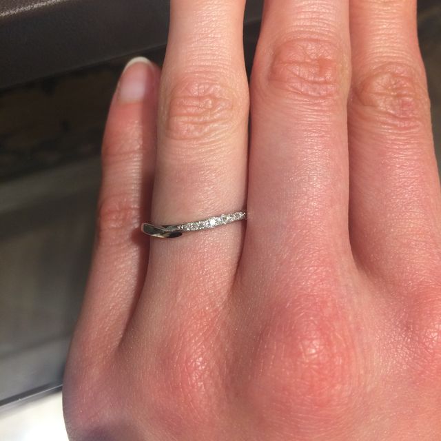 【俄(にわか)の口コミ】 細身で指が綺麗に見えるリングです。ゆるいV字なのも指が長く見える気がし…