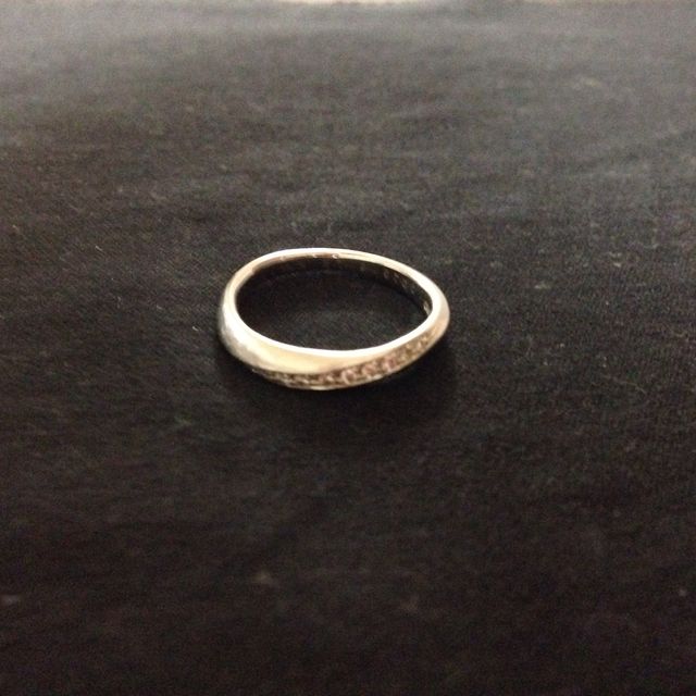 【4℃ BRIDAL(ヨンドシーブライダル)の口コミ】 指が短く・太いという悩みから、つけてきれいに見えるフォルムを重視。ひ…