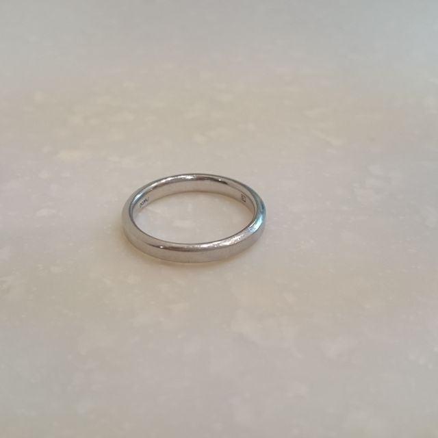 【ラザール ダイヤモンド(LAZARE DIAMOND)の口コミ】 時計を身に付けることすら苦手な主人、もちろん結婚指輪もつけないからい…