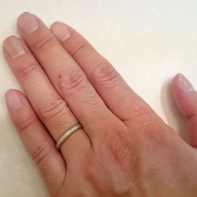 【ラザール ダイヤモンド(LAZARE DIAMOND)の口コミ】 時計を身に付けることすら苦手な主人、もちろん結婚指輪もつけないからい…