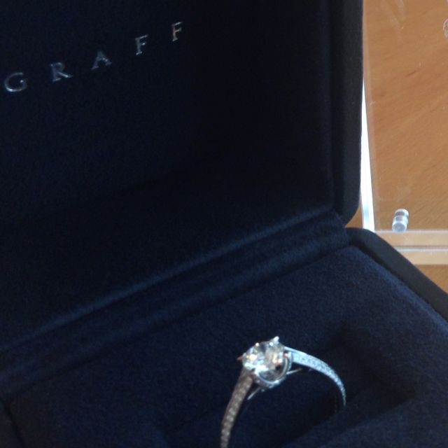【グラフ(GRAFF)の口コミ】 側面にもメレダイヤが埋め込まれているデザインが気に入りました。
指輪は…