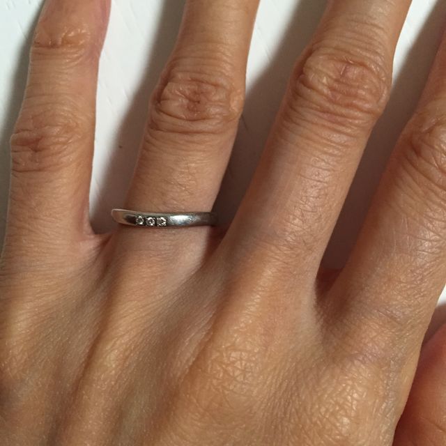 【4℃ BRIDAL(ヨンドシーブライダル)の口コミ】 ゆるいカーブがかかっていて指が綺麗に見える。ダイヤが３石埋め込める。…