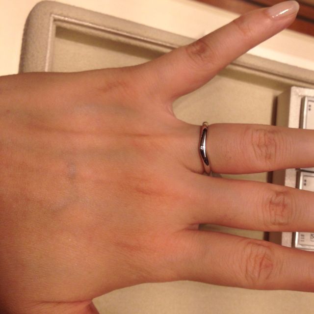 【ギンザタナカブライダル(GINZA TANAKA BRIDAL)の口コミ】 なだらかなVラインに一粒ダイヤがついています。プレーンなリングでは味気…