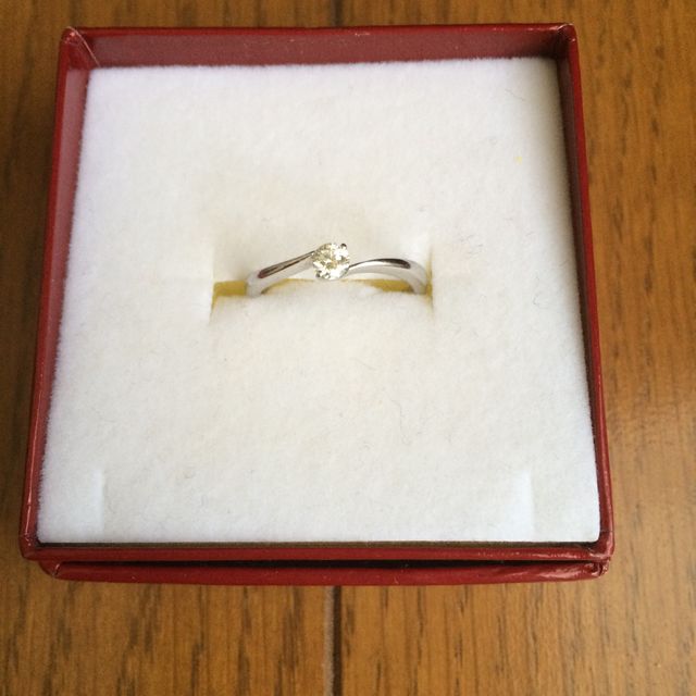 【ヴァンドーム青山(VENDOME AOYAMA)の口コミ】 シンプルな一つ石なのに、輝きがとても素晴らしかったので決めました。デ…