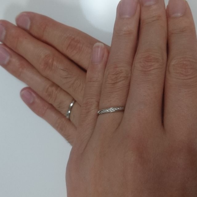 【AFFLUX(アフラックス)の口コミ】 シンプルで女性のものには斜めにダイヤが入っています。側面にもダイヤが…