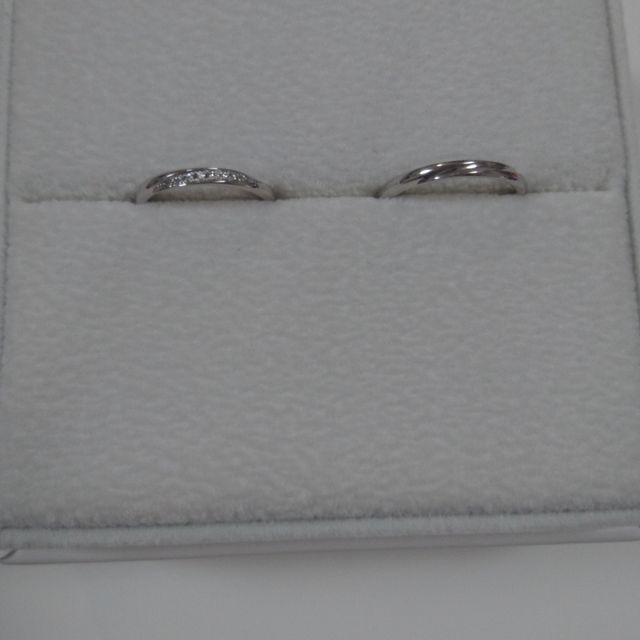 【AFFLUX(アフラックス)の口コミ】 シンプルで女性のものには斜めにダイヤが入っています。側面にもダイヤが…