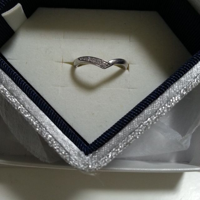 【4℃ BRIDAL(ヨンドシーブライダル)の口コミ】 種類がいっぱいあり値段が手頃だった。
あまりいっぱい石が付いてるものだ…