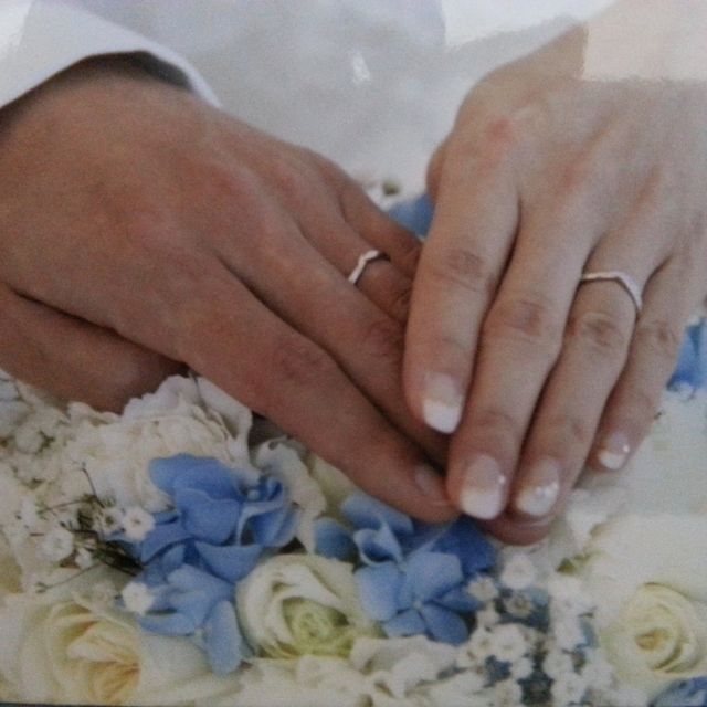 【4℃ BRIDAL(ヨンドシーブライダル)の口コミ】 種類がいっぱいあり値段が手頃だった。
あまりいっぱい石が付いてるものだ…