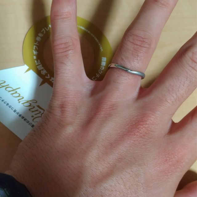 【エクセルコダイヤモンド(EXELCO DIAMOND)の口コミ】 とてもシンプルで気に入りました。
まっすぐのデザインだと飽きてしまうか…