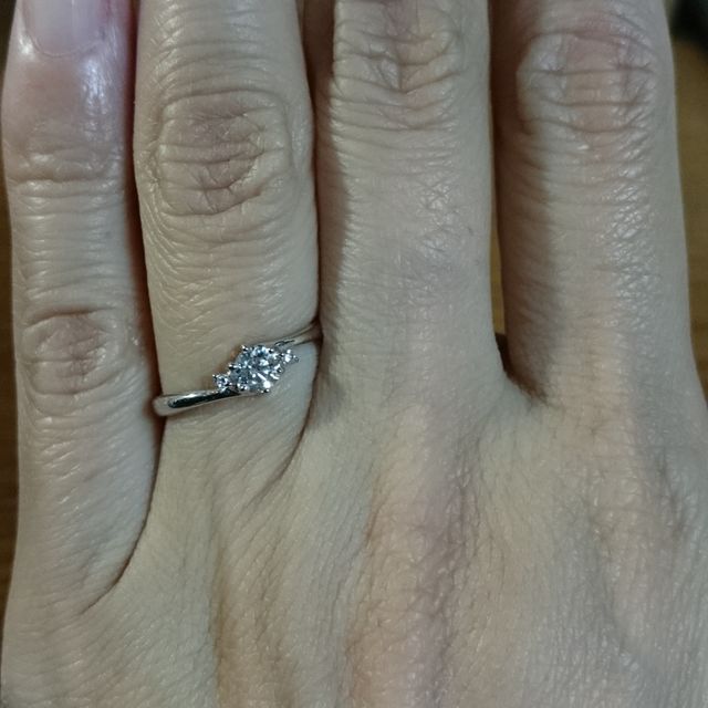 【ジュエリーツツミ(JEWELRY TSUTSUMI)の口コミ】 波のラインの婚約指輪と真ん中にダイヤがある指輪が欲しかったので、いろ…