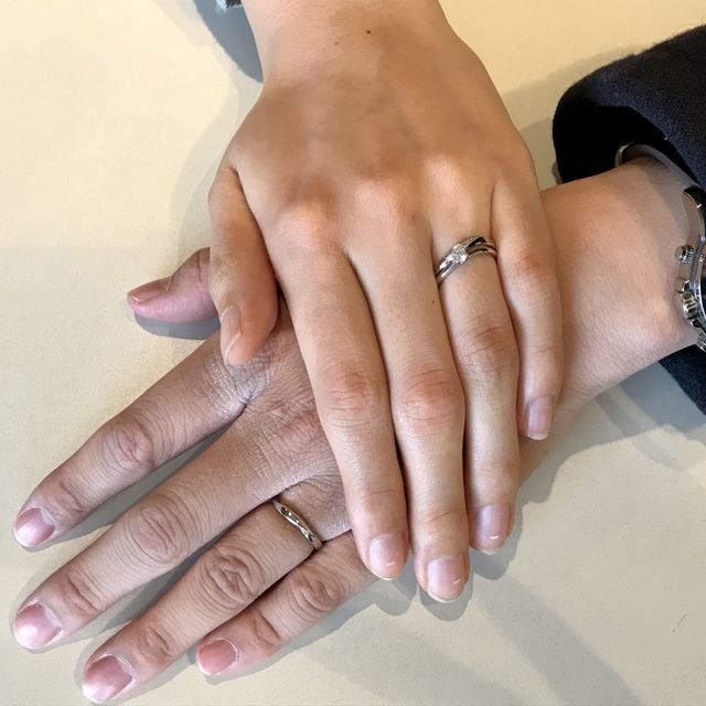 【Something Blue(サムシングブルー)の口コミ】 2人が指輪で最も重要視する傷が付きづらい、硬度の高いブランドをピックア…