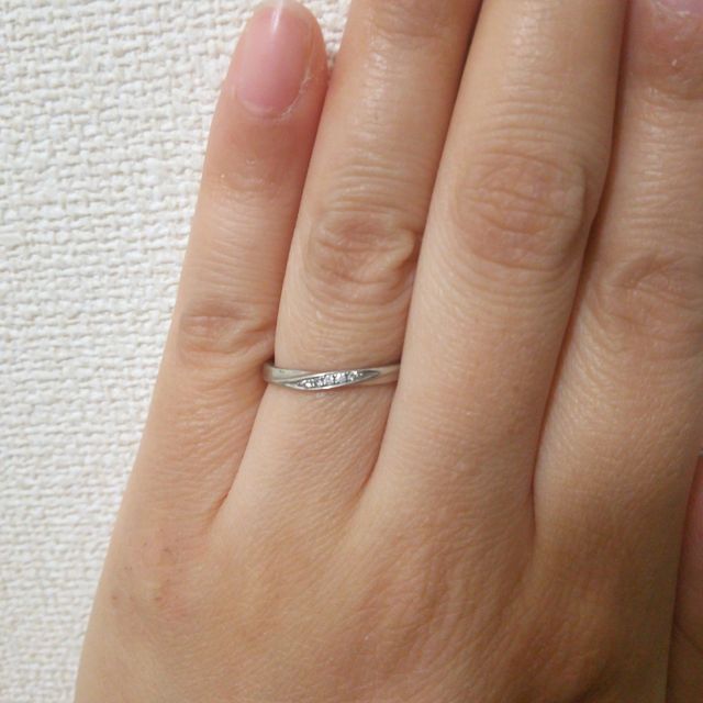 【4℃ BRIDAL(ヨンドシーブライダル)の口コミ】 値段よりもデザインが決めてでした。
派手なのは嫌だったので
シンプルで…