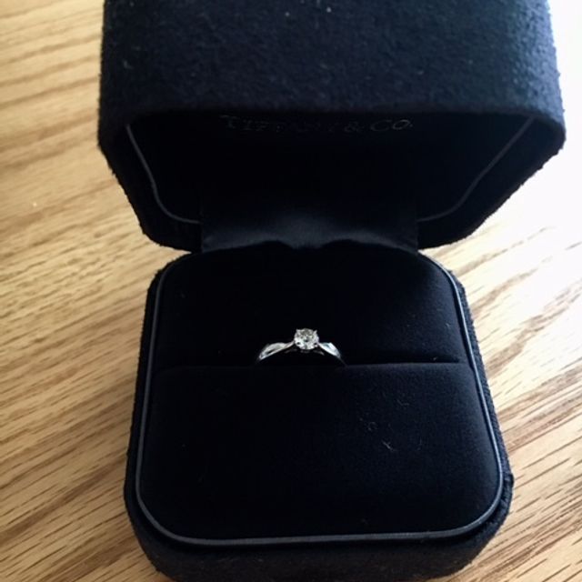 【ティファニー(Tiffany & Co.)の口コミ】 婚約指輪として購入しました。ずっと着用するものではないけれど、一生も…