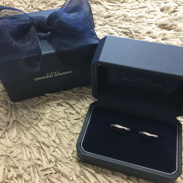 【銀座ダイヤモンドシライシの口コミ】 始めストレートの指輪ばかり見ていたのですが、色々とつけさせてもらって1…