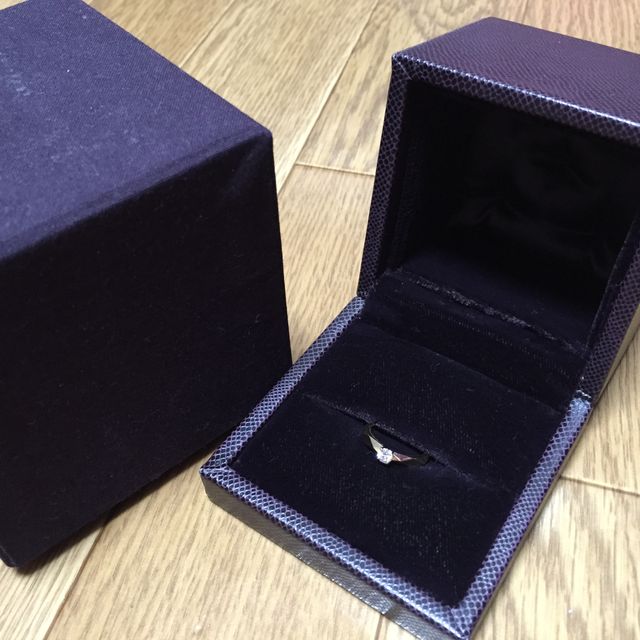 【ブシュロン(BOUCHERON)の口コミ】 リング部分の特徴的なカッティングが都会的で素敵だと思います。
一見シン…