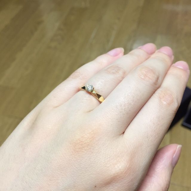 【ブシュロン(BOUCHERON)の口コミ】 リング部分の特徴的なカッティングが都会的で素敵だと思います。
一見シン…