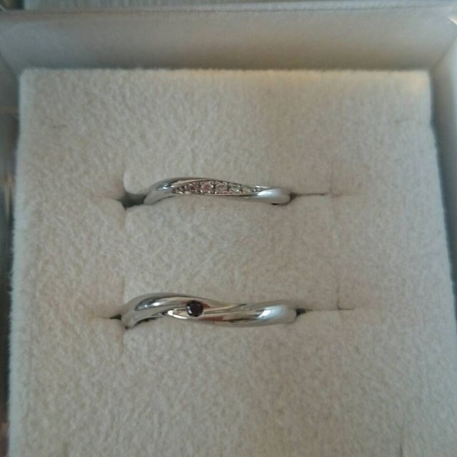 【GALA JEWELRY(ガラジュエリー)の口コミ】 値段も手頃でデザインも二人ともとても気に入ったので決めました。ウェー…