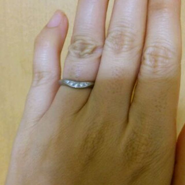 【アイプリモ(I-PRIMO)の口コミ】 結婚指輪と重ねて付けれる事と主人の指輪とバランスがとれていてピーンと…