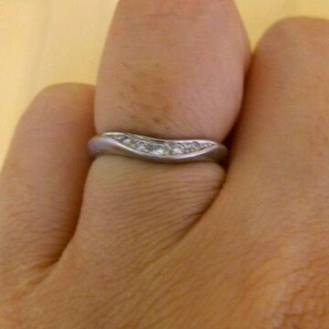 【アイプリモ(I-PRIMO)の口コミ】 結婚指輪と重ねて付けれる事と主人の指輪とバランスがとれていてピーンと…