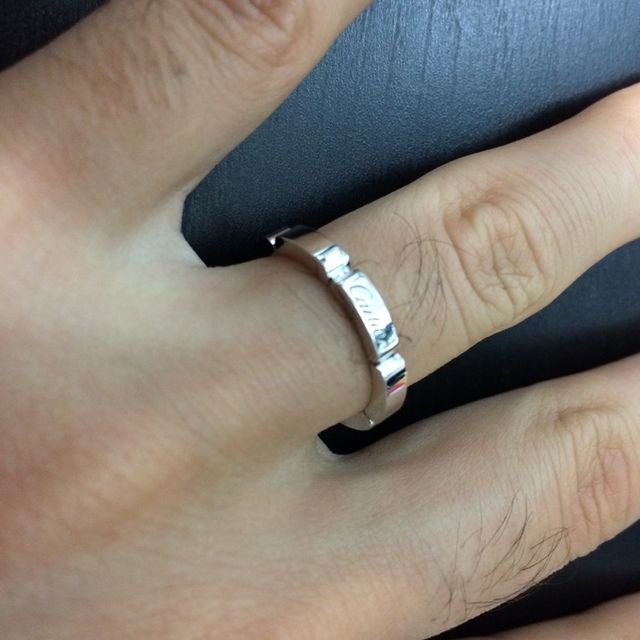 【カルティエ(Cartier)の口コミ】 よく見かけるプラチナのシンプルなつるっとしたものではなく少し違うもの…