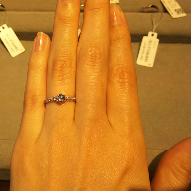 【和光ブライダルブティックギンザの口コミ】 いわゆるハーフエタニティーの真ん中にダイヤがついている形の指輪です。
…