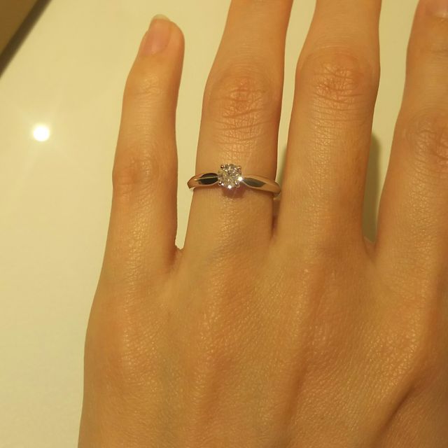 【MIKIMOTO(ミキモト)の口コミ】 ４つの爪で留めてあり、丸いダイヤが四角く見えるようなデザインです。
腕…