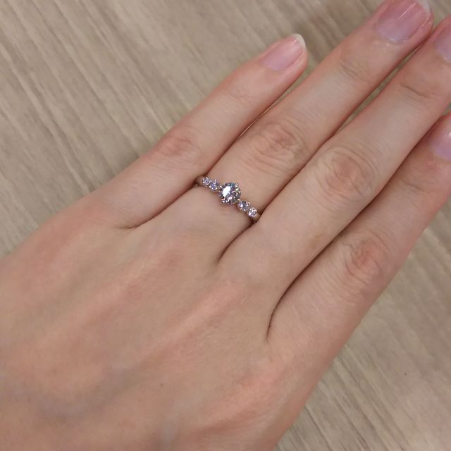 【oriental diamond(オリエンタルダイヤモンド)の口コミ】 なんといってもセミオーダーなところ。
枠のデザインを選び、ダイヤ自体を…