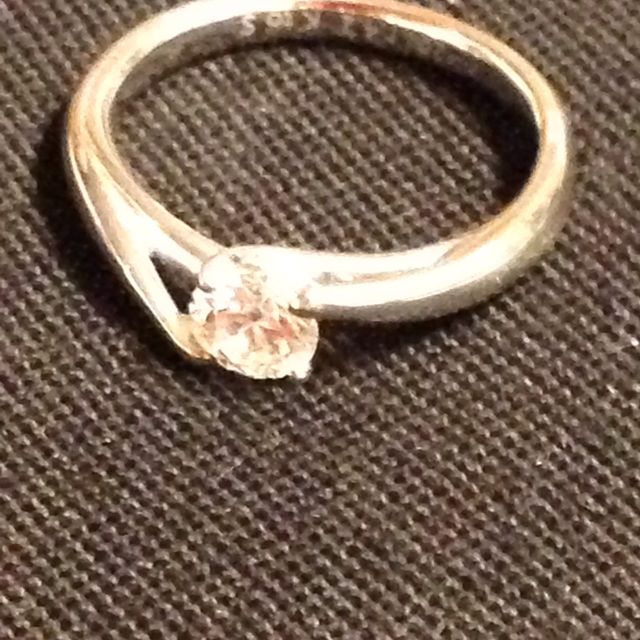 【TASAKI(タサキ)の口コミ】 ダイヤを支えるリングのツメのデザインがとても気に入りました。
試着した…