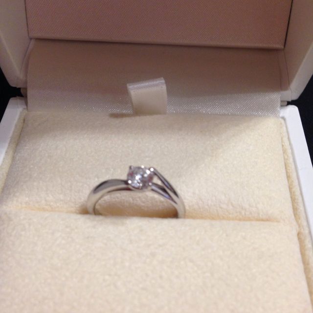 【TASAKI(タサキ)の口コミ】 ダイヤを支えるリングのツメのデザインがとても気に入りました。
試着した…