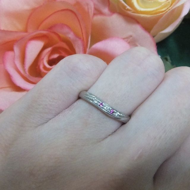 【MILK&Strawberry(ミルクアンドストロベリー)の口コミ】 色々な結婚指輪を試している中で、1番自分の手にすっとなじんだのでこの指…