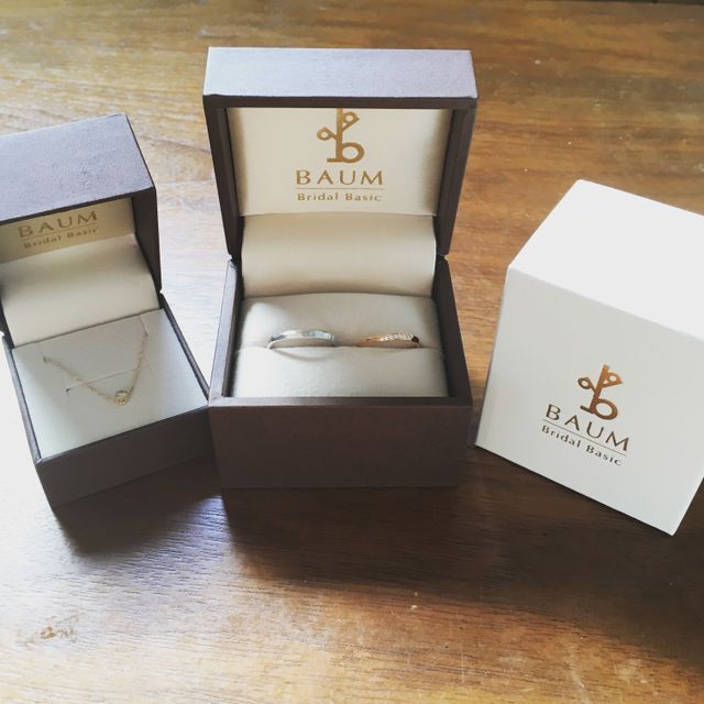 【BAUM(バーム)の口コミ】 婚約指輪と重ね付けできるデザインであることと、夫がずっと槌目模様の指…