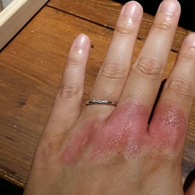 【ith(イズ)の口コミ】 プラチナのリングにダイヤが並んでいるデザインなのですが、一列ではなく…