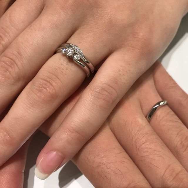 【ROYAL ASSCHER(ロイヤル・アッシャー)の口コミ】 婚約指輪と重ねて付けられるデザインを選びました。指輪のひねりとダイヤ…
