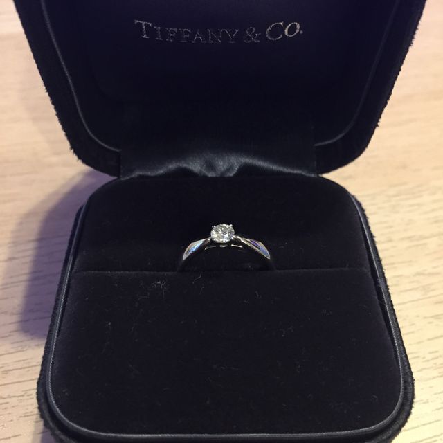 【ティファニー(Tiffany & Co.)の口コミ】 婚約指輪は絶対にTiffanyと決めていました。昔から憧れがあり、プロポーズ…