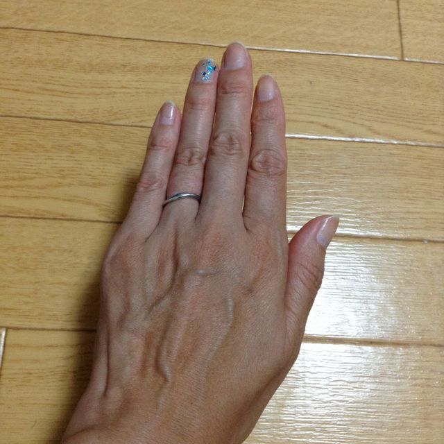 【4℃ BRIDAL(ヨンドシーブライダル)の口コミ】 購入当時、ダイアモンド付きのデザインが多かったのですが、
シンプルなデ…