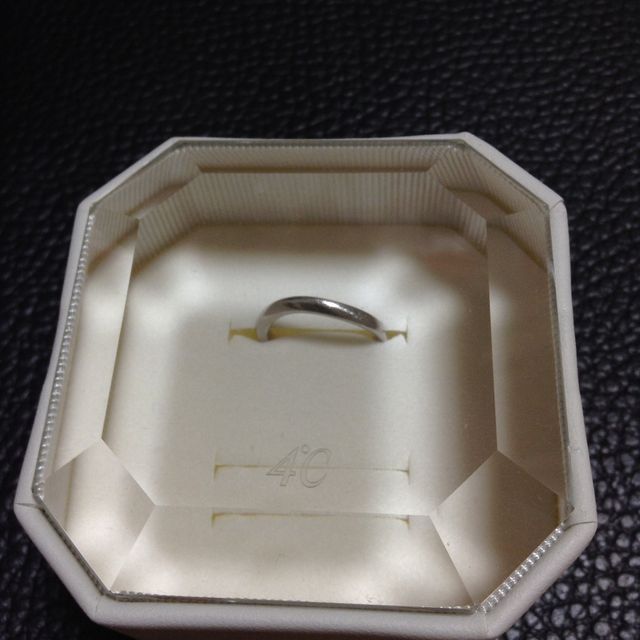 【4℃ BRIDAL(ヨンドシーブライダル)の口コミ】 購入当時、ダイアモンド付きのデザインが多かったのですが、
シンプルなデ…