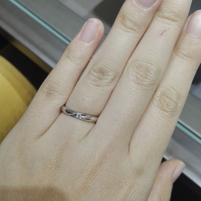 【アイプリモ(I-PRIMO)の口コミ】 シンプルな指輪を探していました。男女ともに斜めの窪みがあって、女性側…