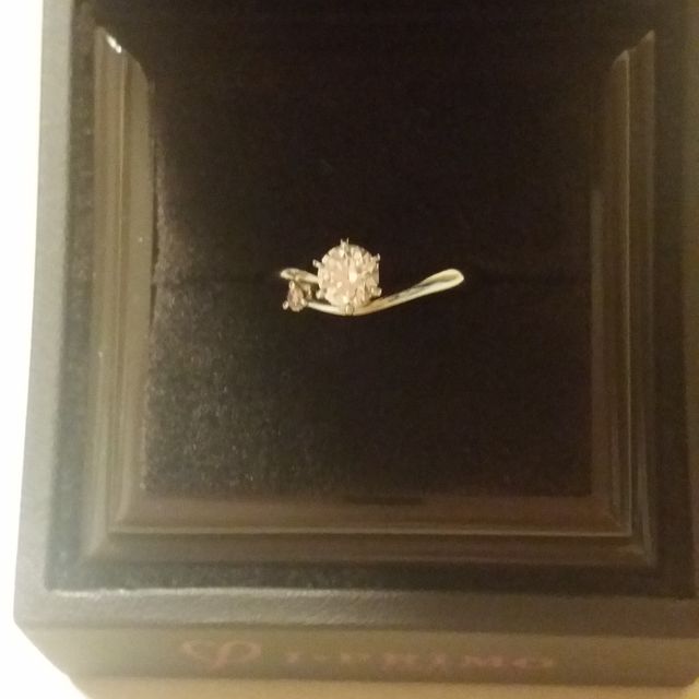 【アイプリモ(I-PRIMO)の口コミ】 結婚式場と提携していて、式当日に本物のティアラを貸していただけたから…