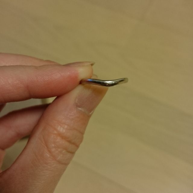 【ブルガリ(BVLGARI)の口コミ】 婚約指輪とセットではめても素敵に見えるようなデザインにしました。湾曲…