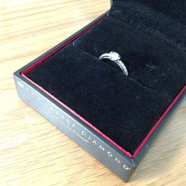 【ラザール ダイヤモンド(LAZARE DIAMOND)の口コミ】 一目でデザインを気に入り、婚約指輪に決めました。
華やかで、どこから見…