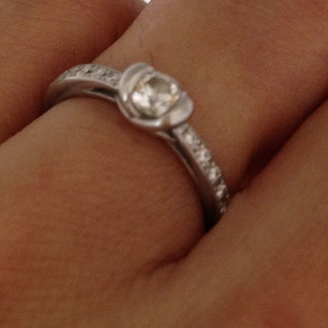 【ラザール ダイヤモンド(LAZARE DIAMOND)の口コミ】 一目でデザインを気に入り、婚約指輪に決めました。
華やかで、どこから見…