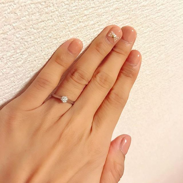 【銀座ダイヤモンドシライシの口コミ】 ザ婚約指輪！といったシンプルな指輪を探していて色々試着した中の１つで…