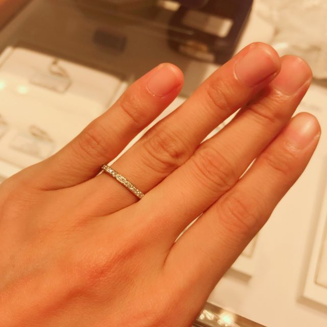 【銀座ダイヤモンドシライシの口コミ】 シンプルなデザインとハーフエタニティで迷いこちらを試着しました。
細身…