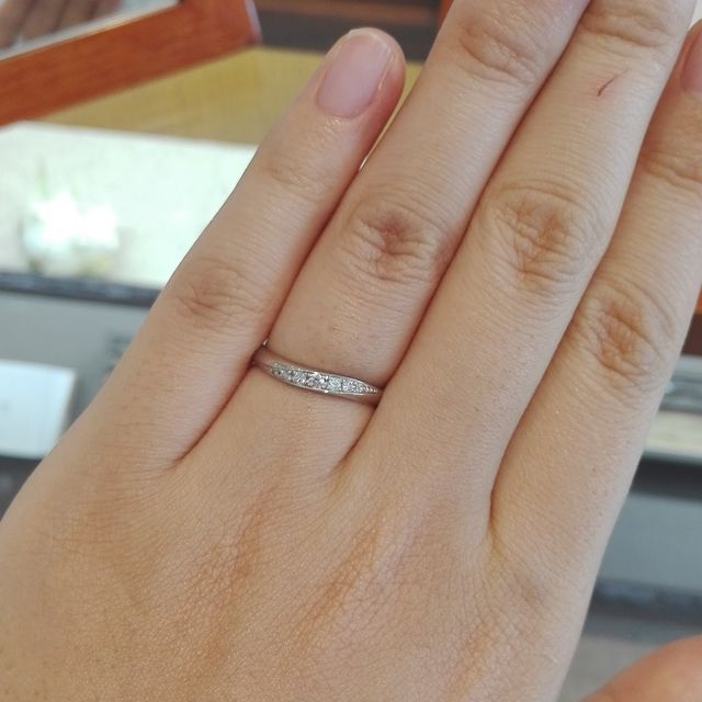 【アネリディギンザ(ANELLI DI GINZA)の口コミ】 ストレートの土台に、ダイヤが斜めに入っているデザインです。斜めライン…