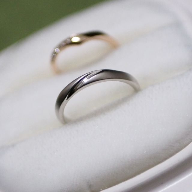 【俄(にわか)の口コミ】 婚約指輪として俄の白鈴を送っていたので、なんとなく結婚指輪も白鈴がい…