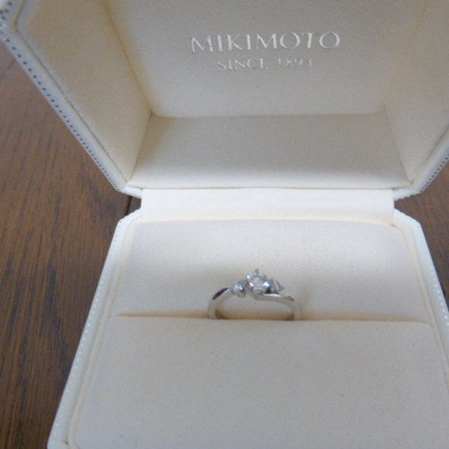 【MIKIMOTO(ミキモト)の口コミ】 婚約指輪らしくお洒落なリングのデザインでかつダイアモンドも真ん中に大…
