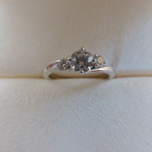 【MIKIMOTO(ミキモト)の口コミ】 婚約指輪らしくお洒落なリングのデザインでかつダイアモンドも真ん中に大…