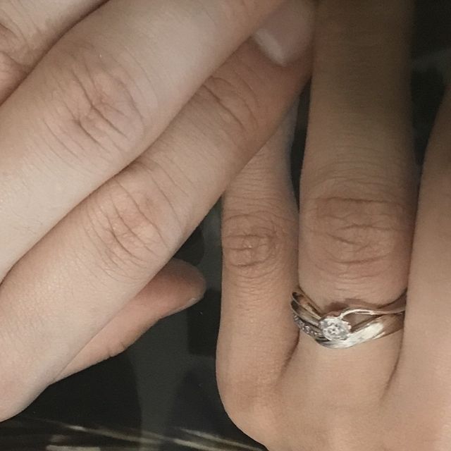 【杢目金屋(もくめがねや)の口コミ】 セットリングのため、重ね付けした際の一体感が味わえます。写真では婚約…