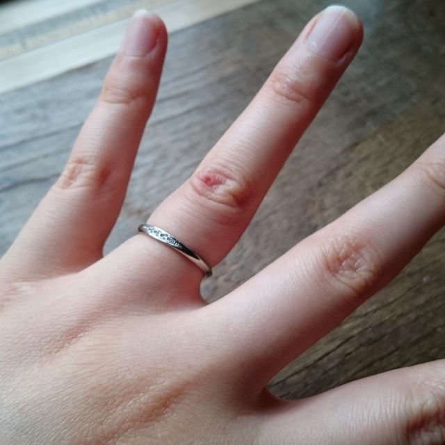 【AFFLUX(アフラックス)の口コミ】 あまり太い指輪がすきではないので、細身で形も綺麗だったので、すぐに目…