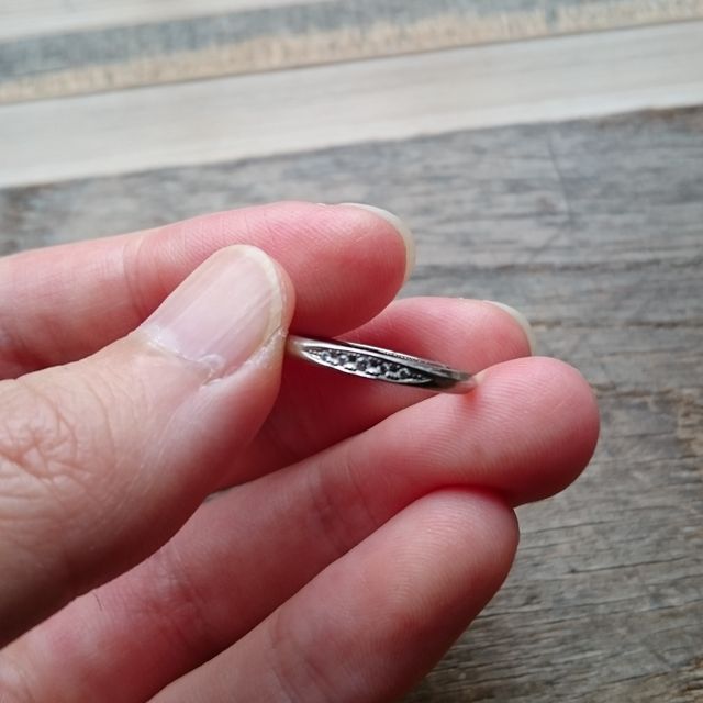 【AFFLUX(アフラックス)の口コミ】 あまり太い指輪がすきではないので、細身で形も綺麗だったので、すぐに目…